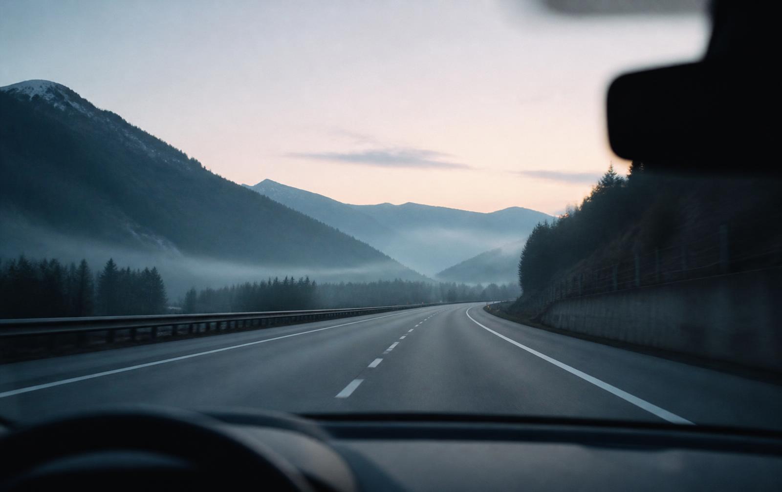 Lege Europese snelweg bij zonsopkomst, gezien vanuit de auto